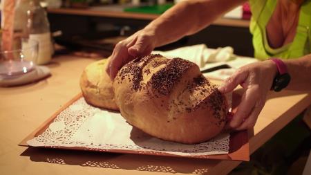 Peka kruha v Sitarjevi hiši, Alenka Peterlin