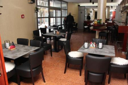 Sokol bar, Mojca Žnidaršič