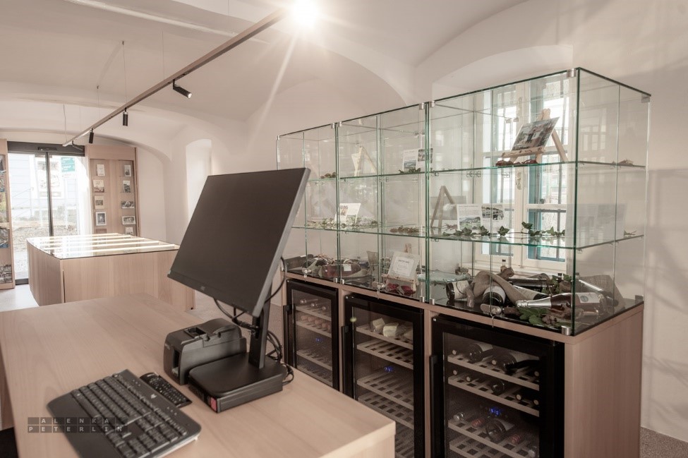 Prostor turistično informacijskega centra, Alenka Peterlin