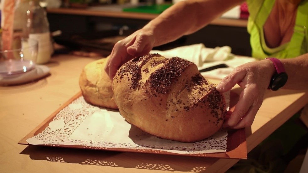 Peka kruha ob otvoritvi Sitarjeve hi&scaron;e, Alenka Peterlin